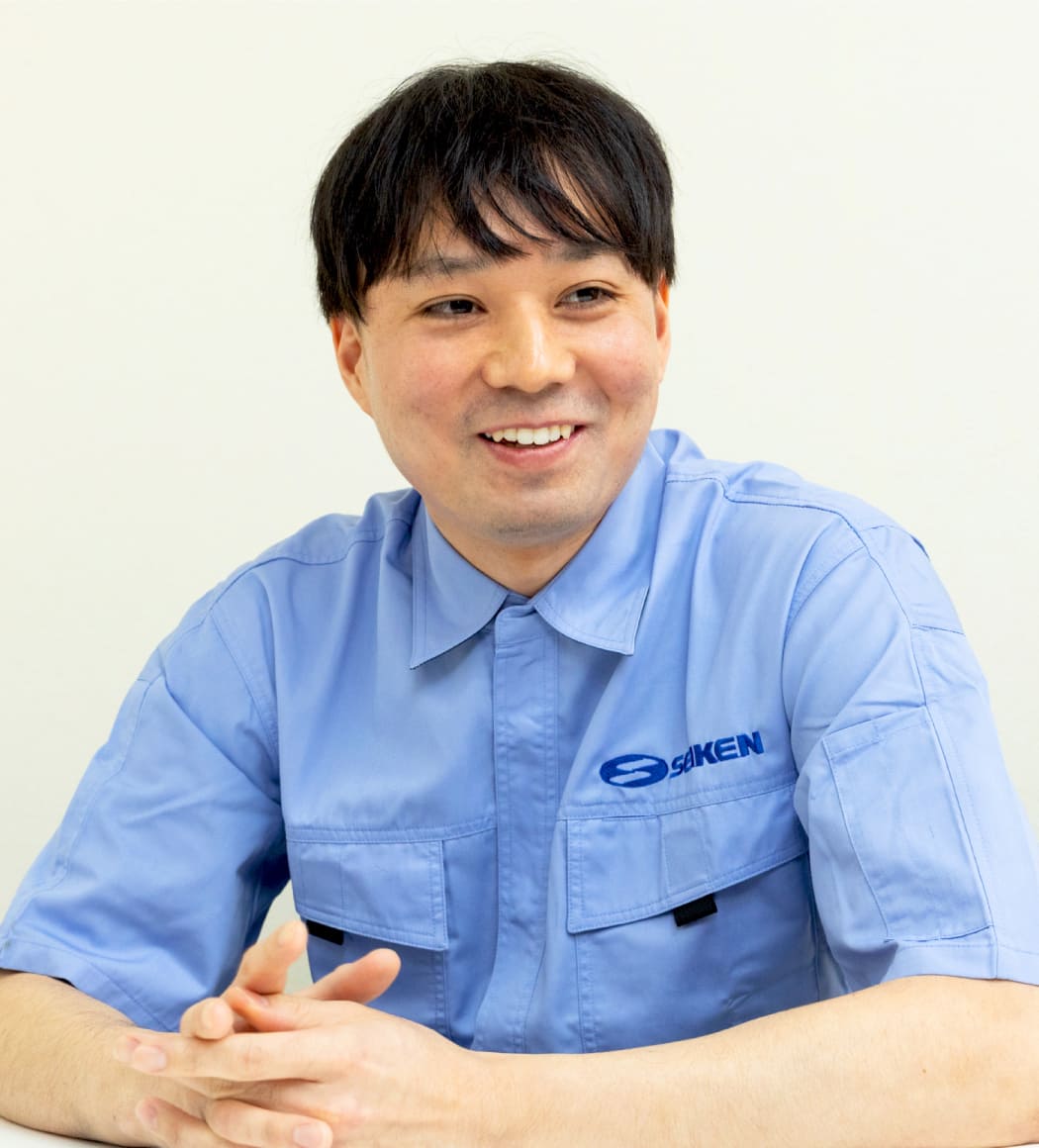 入社5年目、後輩が入社し、目下指導中 富田さん Fifth year with the company, currently training new junior employees Tomita